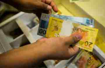  Governo propõe salário mínimo de R$ 1.717 em 2027 